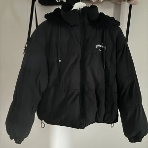 Vinterjacka vändbar - Jätte fin och varm svart vinter jacka som går att vända ut och in på! Enbart använd fåtal gånger förra vintern. Inga skador. Katt i hemmet. Ny pris på jackan 700kr