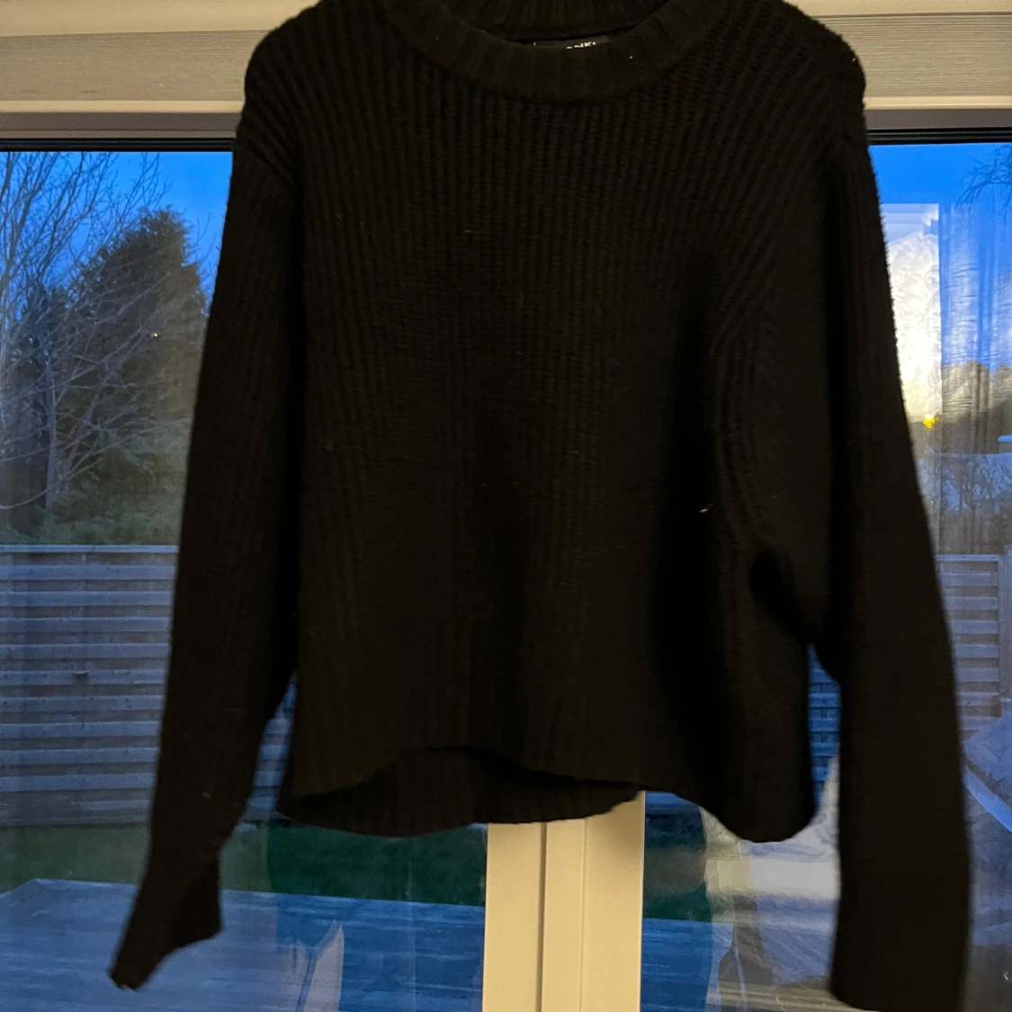 Svart stickad tröja från Monki