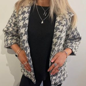 Kappa med trekvartsärm - Sjukt snygg och unik ullkappa med trekvartsärm!!😍🥰 Passar XS/S