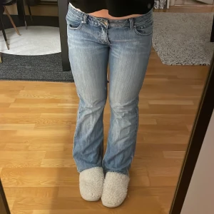 Lågmidjade jeans - Säljer mina ljusblåa Lågmidjade botcut jeans !💞 står ingen storlek men skulle uppskatta att den är  S, passar bra på mig i längden som är 160