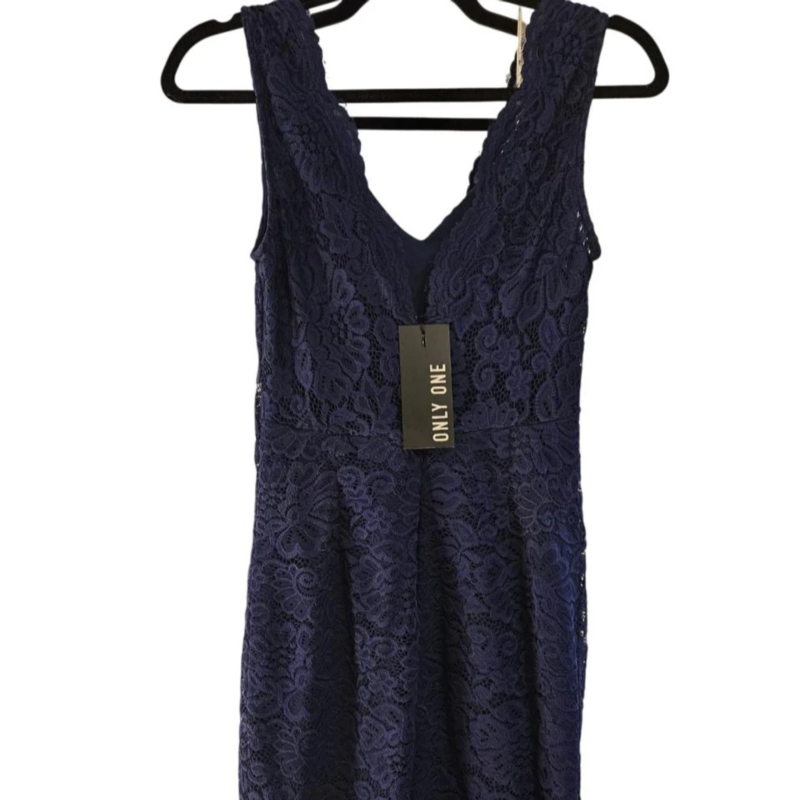 Mörkblå spetsklänning från Only