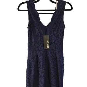 Mörkblå spetsklänning från Only - Säljer en superfin mörkblå spetsklänning från Only i storlek 36.