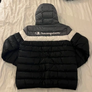 Svart och grå dunjacka från Champion - Tjena!💫 Säljer en snygg svart och grå dunjacka från Champion! Perfekt för kyliga dagar. Ny skick! Kom gärna med frågor🤗