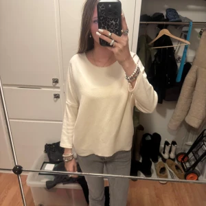 Beige tröja från Florencia - Säljer en stilren beige tröja från Florencia. Tröjan har en normal passform med korta ärmar och är tillverkad i ett mjukt material. Perfekt för en avslappnad look.
