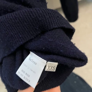 En fet Kashmir tröja  - Xxs liten slutlig i halsen men syns inte från sayless använd några gånger 1 månad gammal 