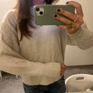Beig stickad tröja med pärlor - Super söt stickad tröja med vita pärlor på!! (Tröjan är ej strykd!)💝🍁