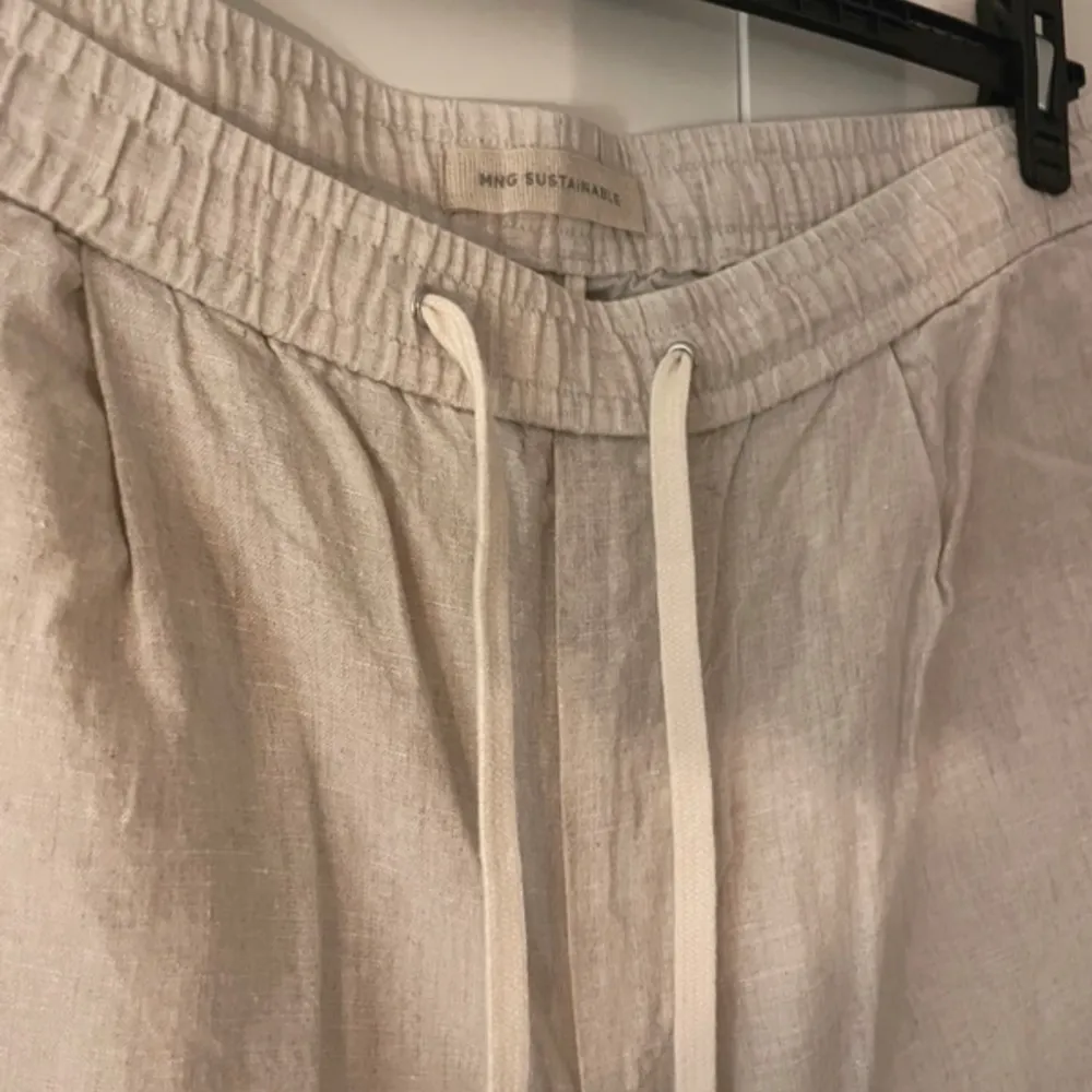 Beiga linnebyxor från mango. Nästan aldrig använda. Bra byxor som är i bra skick. Nypris 600kr. Farkut & Housut.