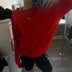 Nike sweatshirt - Röd nice sweatshirt Som ny, använd typ 2 ggr Strolek S
