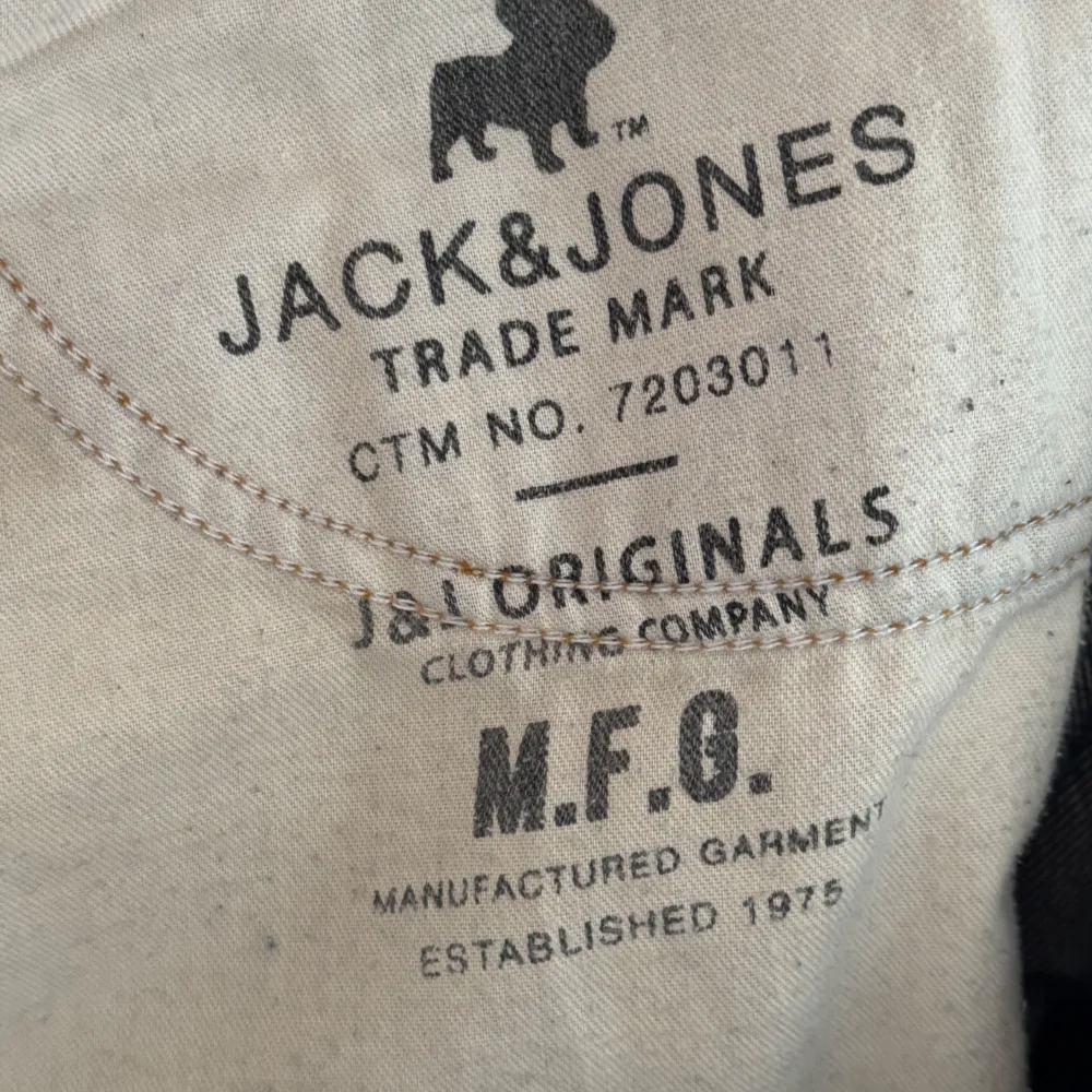 Tja, jag säljer ett par Jack & Jones Jeans i storlek W32-L32 som är modell Erik ANTI FIT i väldigt fint skick. Skick 9/10. Bara använda några få gånger. Jeansen har en jätte snygg tvätt design med väldigt snygga slitningar!. Jeans & Byxor.