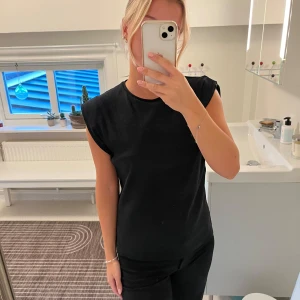 Topp/t-shirt - Topp eller t-shirt med utsvängda axlar från Zara. Använd en gång🥰