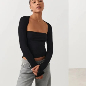 Gina Tricot Topp - Säljer tre Gina tröjor, den gråa är i strl S och den svarta/gröna är i strl M.  150 kr styck🦋 pris kan diskuteras vid paketpris.  