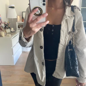 Jacka - Säljer denna jacka perfekt nu till hösten. Säljer pågrund av att jag har för många jackor. I storlek M men jag brukar vanligtvis ha S så den är lite mindre i storleken skulle jag säga.