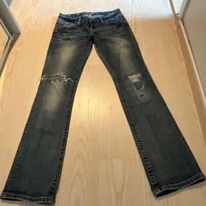 Low waist jeans  - Low waist jeans med hål💗💗Inga defekter, säljer då de inte passade