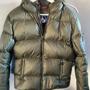 Jott vinterjacka  - Säljer min jott jacka som är helt perfekt för vintern. Skicket på jacka är 10/10, och det finns inga defekter. Jackan är i storlek S men passar även M. Nypris ligger på ca 2200. Hör av er vid minsta intresse så kommer fler bilder