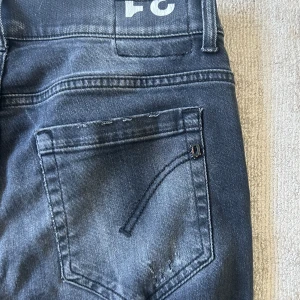 Dondup George Jeans - Säljer ett par tvär feta dondup jeans  Skick 9,5/10 W 30. Nypris 3500kr Säljer för 1050.