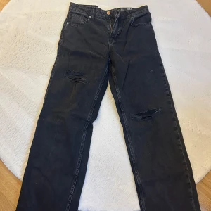 Jeans - Jeans i väldigt bra skick! Använder inte pga att dom är stora på mig!🤗