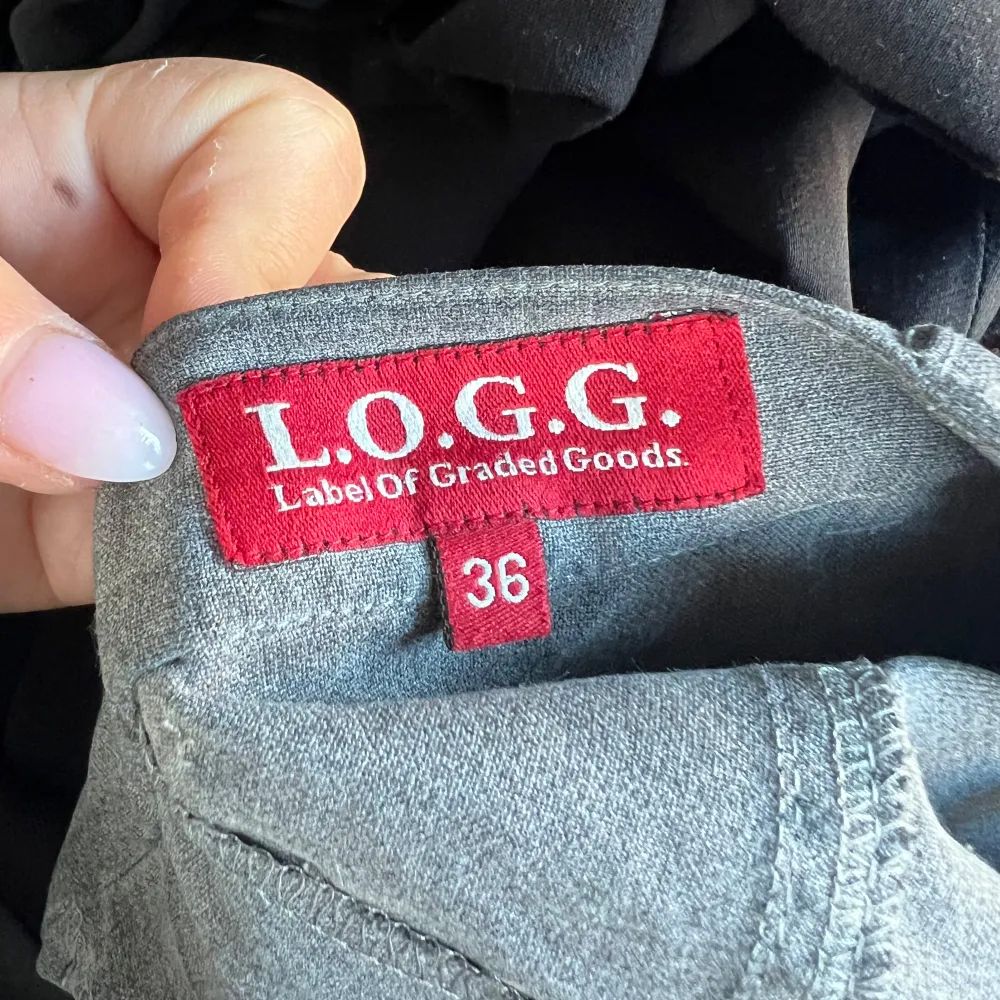 Ett par gråa kostymbyxor från H&m äldre kollektion(finns inte att köpa längre). Med lite bootcut ner till. Går att använda som mid waist etc.🩶. Jeans & Byxor.