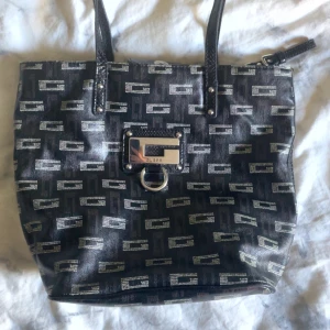 Guess väska  - Säljer denna superfina Guess väskan. Den är i mycket bra skick och passar till allt. Hör av er vid frågor!💕