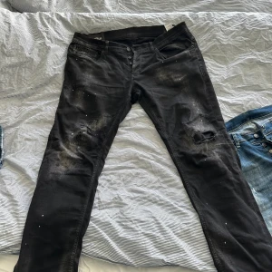 Dondup George - Lagning vid grenen annars felfria. Kom med prisförslag. Släpper billigt vid snabb affär. Kolla även min profil om ni vill köpa jeans i bulk så löser vi en bra deal😊