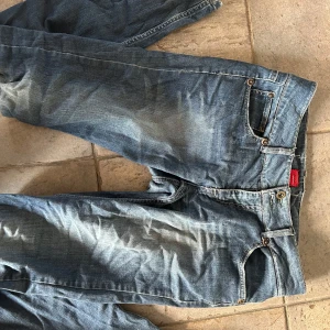 Low Waist jeans - Skitsnygga Low waist bootcut jeans från vero Moda i storlek W31 men skulle säga att dom passar en xs. Verkligen varit mina favorit jenas men säljer nu för jag har tröttnat på dom, Inga defekter. Hör av vid frågor🤗🤗