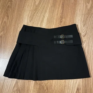 Kookaï minikjol - Så snygga detaljer, bra skick, spännena kan justeras👍