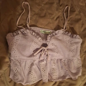 Lila topp - Säljer denna söta ljuslila topp från New Yorker. Använt ett fåtal gånger, bra skick. Står M men ganska liten i storleken. 