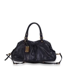 Marc Jacobs väska - Jättesnygg svart Marc Jacobs väska, i den medelstora modellen. Dustbag mm (sista bilden) 33x20cm. Inga defekter förutom två små prickar som har blivit av pennor inuti väskan (man ser inte dem) sista bilden. 2 första bilderna är lånade 