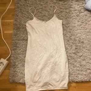 Fin vit klänning/linne - Bra skick,väldigt basic🫶🏻