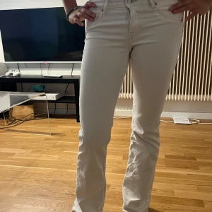 Vita low waist jeans - Stl:36 Är 168 lång Vita lowaist bootcut jeans som sitter mycket fint och är i bra skick