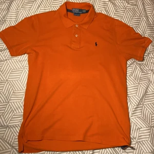 Polo Ralph Lauren Pikétröja  - Vintage Orange Polo Pikétröja. Den är labeled som L men är extremt liten och passar mer S.  Köpt på Sellpy! För frågor kom till dm! 