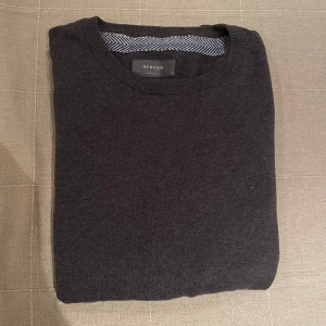 Stickad tröja - Snygg stickad tröja i fint skick. Storlek S. Mörkgrå färg. Vid fler frågor eller funderingar är det bara att skriva. Pris kan alltid diskuteras✅🤩