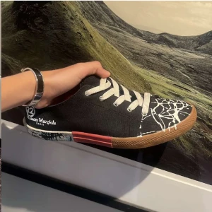 Maison margiela  - Hej säljer nu mina limited edition Maison margiela då jag inte använder dom längre, otroligt bra skick knappt använda box och allt og följer med, kan gå ned i pris vid snabb affär, 