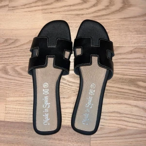 Sandal - Perfket sommar sandal som är elegant. Helt oanvända. 