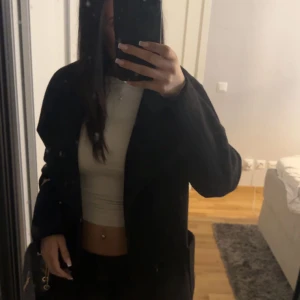 svart kappa  - kappa från vero Moda köpt förra vintern i storlek M, men passar även S. Man knyter den och den e perfekt nu till hösten. Väldigt varm och skön. Säljes för 200kr. Köparen står för frakten! För fler bilder skriv! 