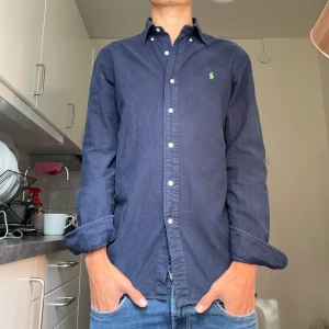 Ralph lauren skjorta - Säljer en Riktigt snygg Ralph lauren skjorta skick 9/10 hör av dig om du har några frågor eller funderingar! Pris kan diskuteras såklart!🤝🙌