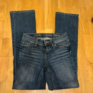 Lågmidjade Blåa Jeans - Säljer då dom blivit för små på mig❤️ Storlek 24/32!!