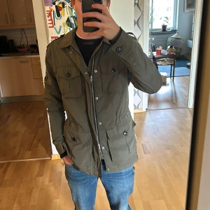 J. Lindeberg field jacket - Säljer denna field jacket i väldigt fint skick inför hösten. Storlek är M. Modellen är 186 och sitter bra på mig.