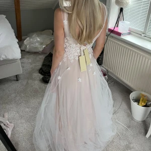 Intressekoll balklänning  - Intressekoll balklänning! Kollar nu om de finns intresse för min vackra balklänning från Zetterberg couture som ej finns att köpa längre. Använd en kväll och är i bra skick, skriv för fler bilder💕