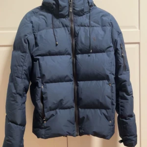 Mörkblå raffe jacka  - Säljer min mörblåa Ralph lauren jacka då den inte passade skick 10/10 inte använd mycket sitter som en s är öppen för byte dm:a för mer frågor och bilder m.m kan gå ner i pris