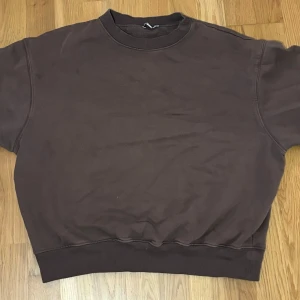 Brun tröja  - Säjer en väldigt skön och fin brun tröja. Säljer då jag inte använt den på länge. Funkar perfekt som en myströja men går också att styla fint! 🤗