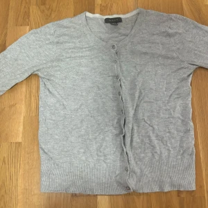 Ljusgrå kofta  - Säjer ytligare en grå kofta då jag inte använder koftor i sån stor utsträckning, sitter dock väldigt fint och är väldigt skön. Har också super fina detaljer på armen (se bild) 🤗