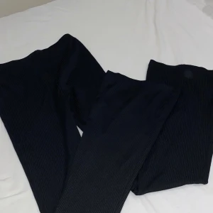 Lågmidjade mjukis byxor  - Lågmidjade utsvängda mjukis/stretchiga byxor från Lindex💕 De är köpta för 400kr💖 