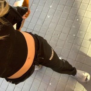 Hoodrich byxor - Hej, jag säljer dessa hoodrich byxor då dom inte är min stil längre, dom har inte så mycket skador, passar perfekt nu till hösten och vintern då dom är ganska tjocka och håller värmen. Dom är i storlek M men passar mig som har xs, hör gärna av er💞