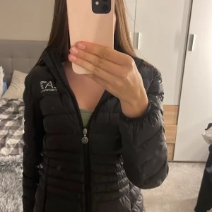 Emporio Armani jacka dam  - EA7 jacka i stolkel L. Jacakan är väldigt liten i storleken så den passar mig som vanligtvis har storlek S. Köpte för 1000 säljer för 550kr. Andvänt några få gånger så nästan som nyköpt. Priset kan diskuteras💕