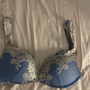 Intimissimi bh - Säljer denna jätte fina intimissimi bh i storlek 85C köpt nyss! Skriv för fler frågor💓