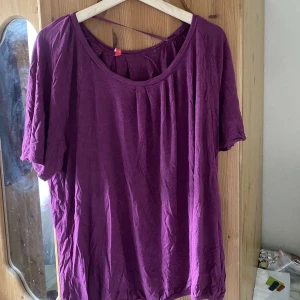 Tröja - Säljer denna tröjan då jag typ aldrig använt den. Den är väldigt skön men inte min stil så det är inga fel på den. Säljer för 50 kr plus frakt🥰🥰