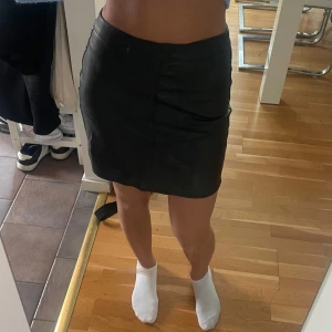 Skinnkjol - Skinnskjol ifrån newyorker med röd/gröna detaljer i sidorna❤️ dragkedja i bak.