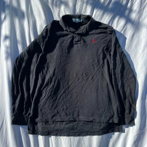 Svart långärmad pikétröja från Polo Ralph Lauren - Säljer en klassisk svart långärmad pikétröja från Polo Ralph Lauren.