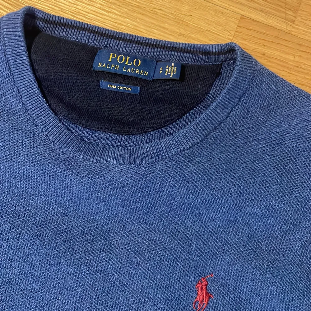 Snygg ralph lauren crewneck i pina cotton material! Passar inte mig så bra därför säljer jag! Nypris runt 1499 säljer för 599! Priset inte hugget vid snabb affär🤩 Vid frågor eller funderingar hör av er🥳OBS spegeln är smutsig inte tröjan😉. Tröjor & Koftor.