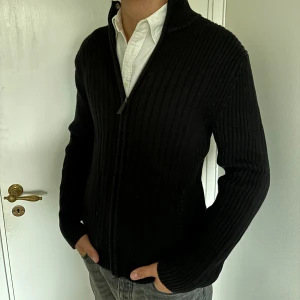 Giordano kofta svart - - Kofta från märket Giordano i storlek L, men passar även XL - Bra skick, inga defekter  - Modell på bild är 182/67kg. - Hör av dig vid eventuella frågor! Mvh  